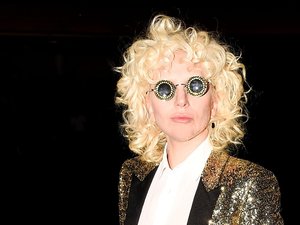 Lady Gaga w lokach i okrągłych okularach