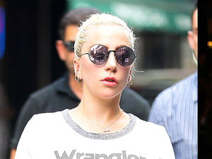 Lady Gaga w okularach i Lady Gaga w piżamie
