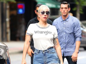 Lady Gaga w wysokich błękitnych butach i t-shircie Wrangler