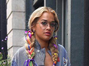 Rita Ora w warkoczach z kolorowymi wstążkami i okularach - zerówkach