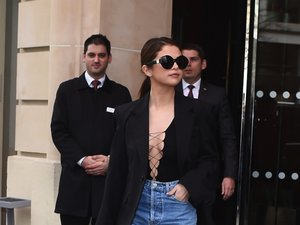 Selena Gomez w bluzce z dekoltem i dżinsowej spódnicy