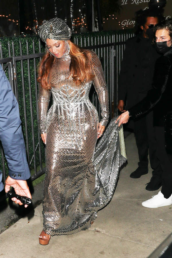 Beyonce stylizacja srebrna suknia po Grammy 2021