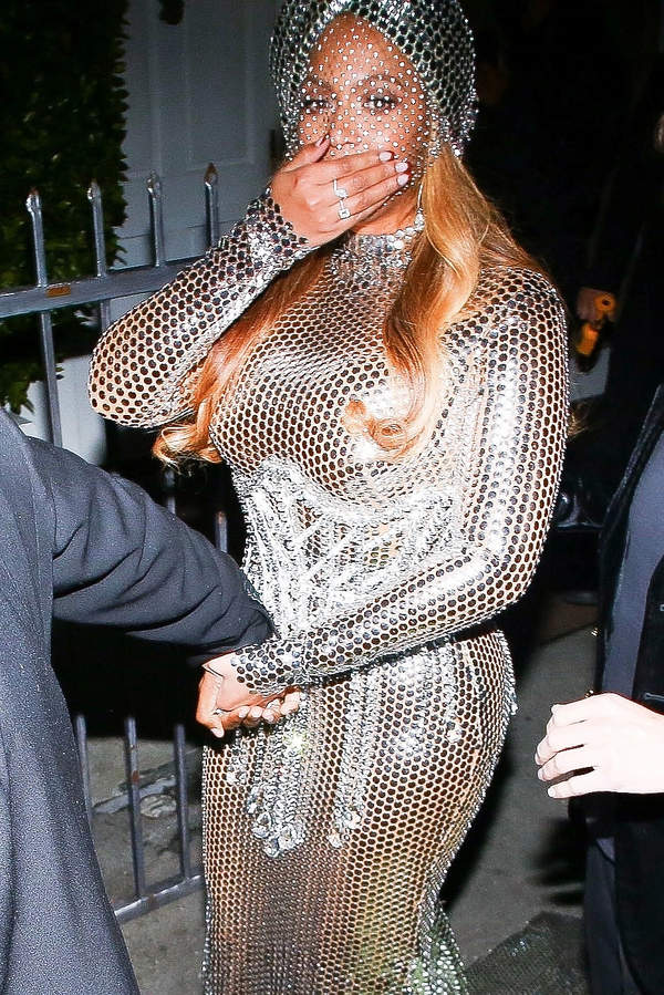 Beyonce stylizacja srebrna suknia po Grammy 2021 turban cekiny polysk kreacja