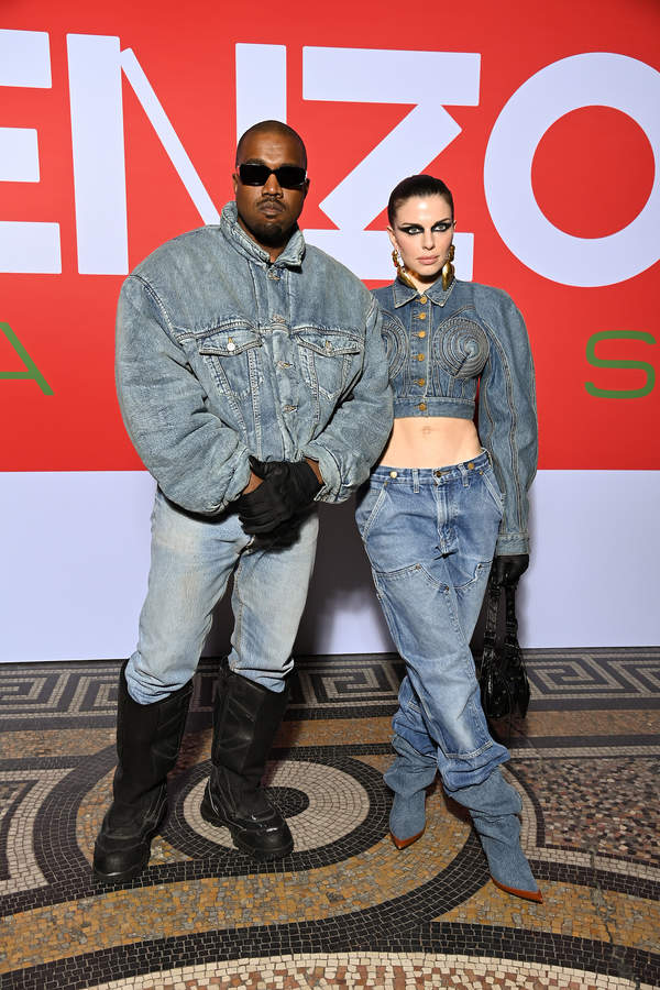 Kanye West i Julia Fox look denim