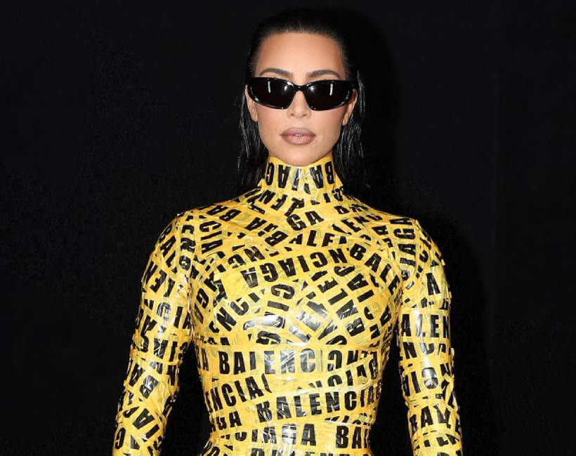 Kim Kardashian  Balenciaga stroj z tasmy pokaz kolekcji zolty stroj