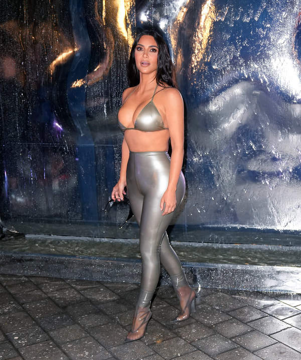 kim kardashian skims yeezy 2022 stylizacja gwiazdy stroj sexy