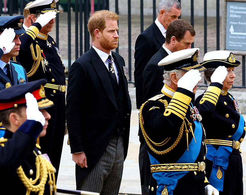 książę Harry bz munduru na pogrzebie krolowej Elzbiety II jak wygladal