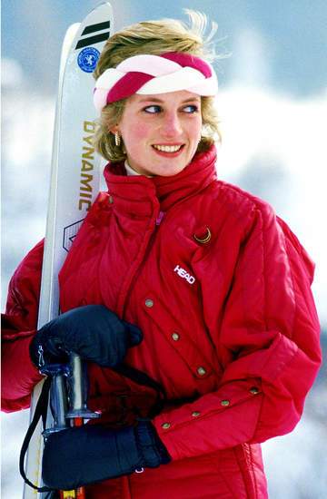 ksiezna Diana styl na stoku narciarskim kombinezon gogle 