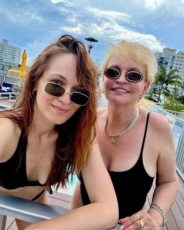 Adrianna Biedrzyńska pozuje do zdjęć w bikini z córką Michaliną Robakiewicz podczas wypoczynku w Miami