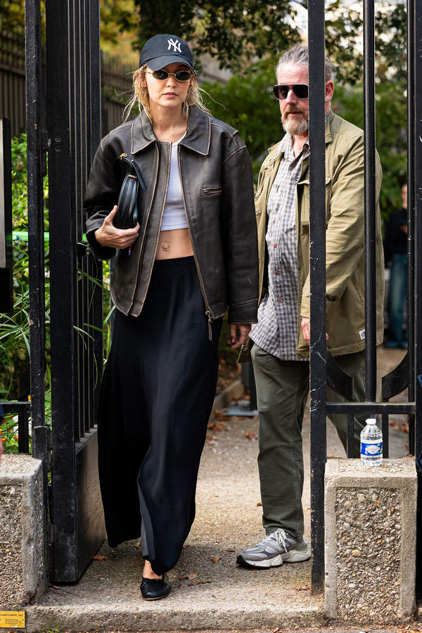 Gigi Hadid nosi skórzaną kurtkę ze znanej sieciówki