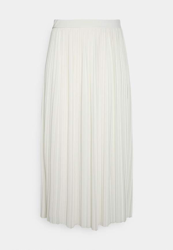Kate Middleton w białej, plisowanej spódnicy.