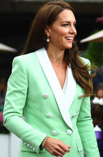 Księżna Kate na Wimbledonie stawia na styl lat 80. i dopełnia look marynarką w kolorze matchy