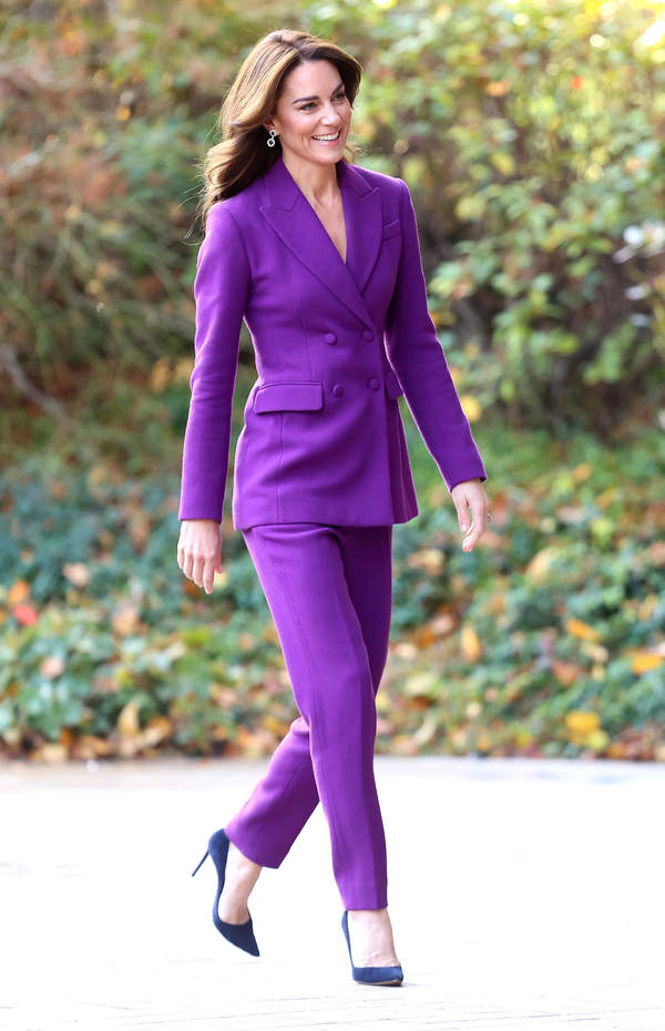 Księżna Kate olśniewa w fioletowej stylizacji 