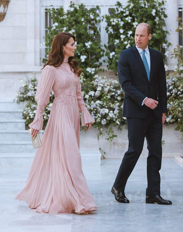 Księżna Kate w bladoróżowej sukience na ślubie w Jordanii