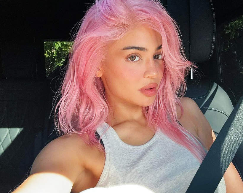 Kylie Jenner przefarbowała włosy na różowo