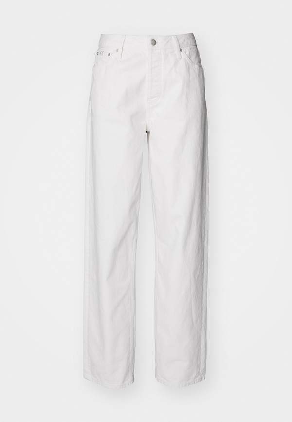 Modne białe jeansy na wiosnę 2024