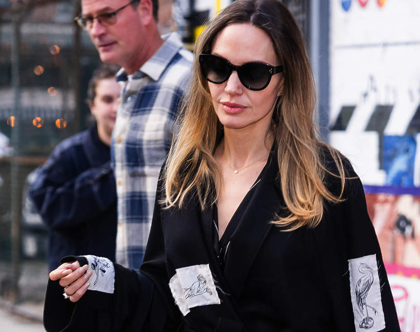 Trendy 2024: Stylizacja Angeliny Jolie w duchu rich mom energy