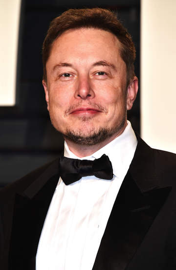 Nowy dom Elona Muska jest maly to kontener mezczyzna w garniturze wnetrze