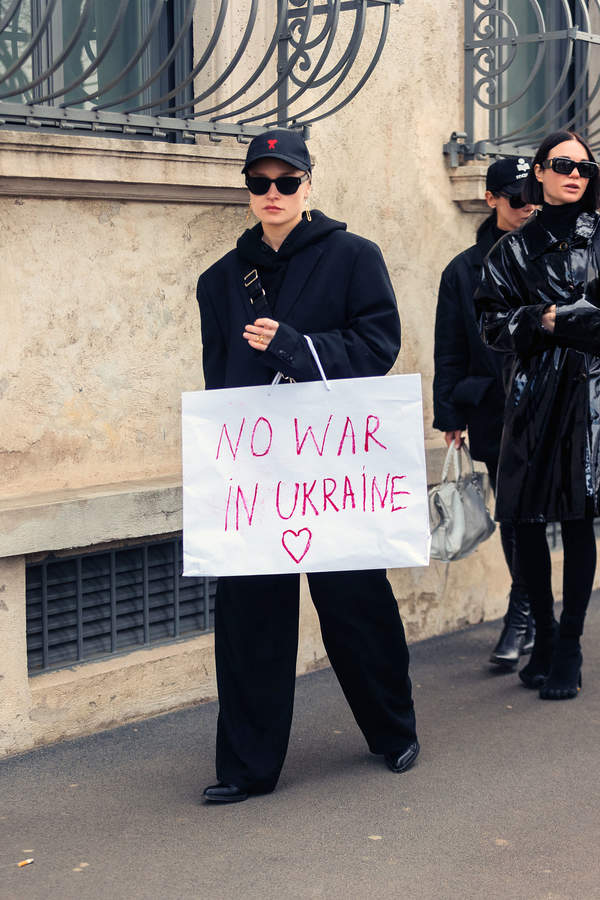 protesty przeciwko wojnie w Ukrainie swiat mody mediolan 3