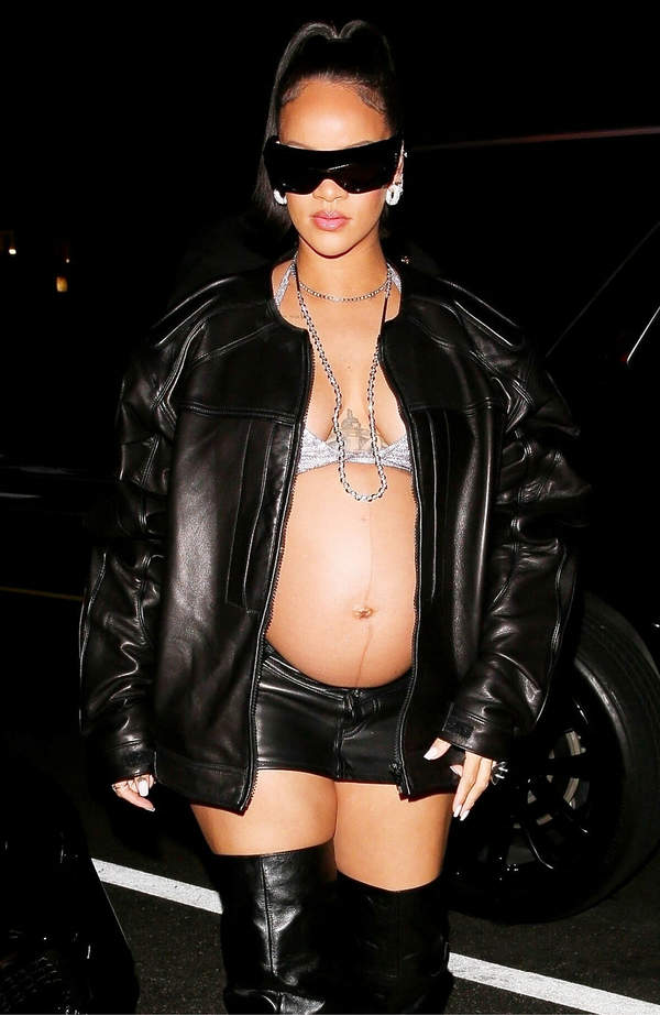 Rihanna w ciazowym looku skorzanym stylizacja czern brzuch