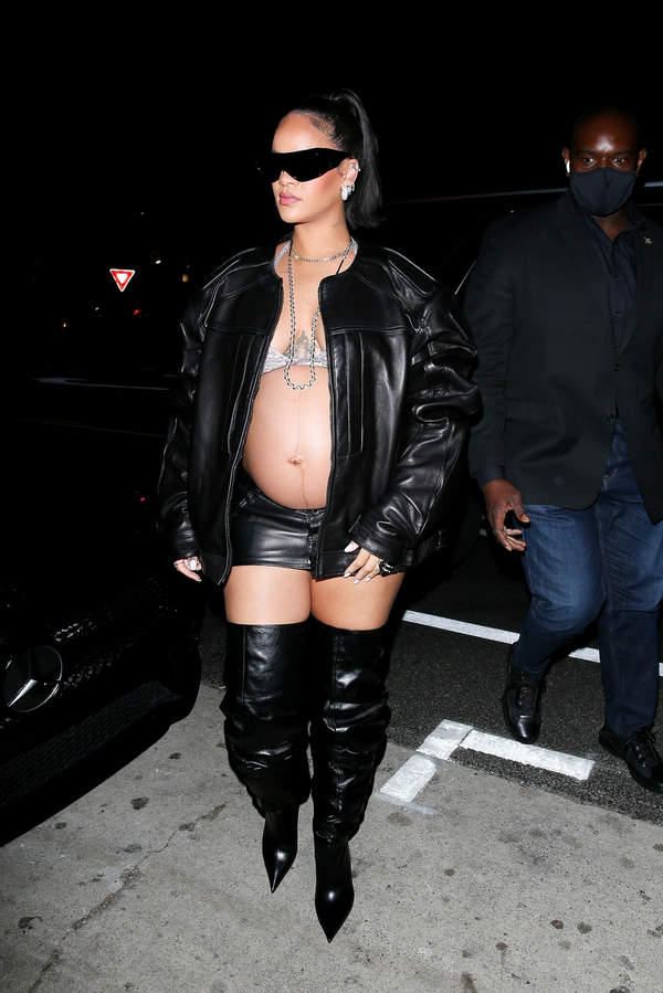 Rihanna w ciazowym looku skorzanym stylizacja czern brzuch ciazowy