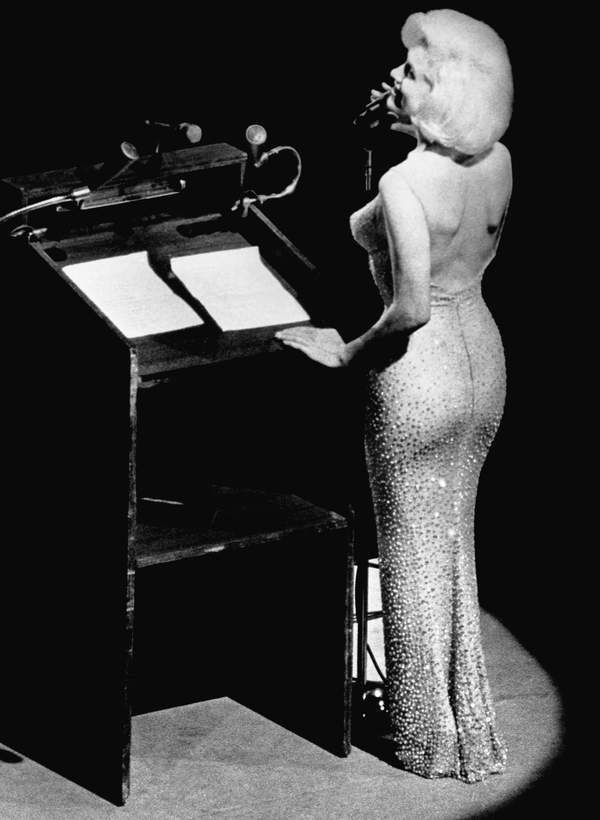 suknia Marilyn Monroe z urodzin prezydenta Johna F. Kennedy'ego wystep 