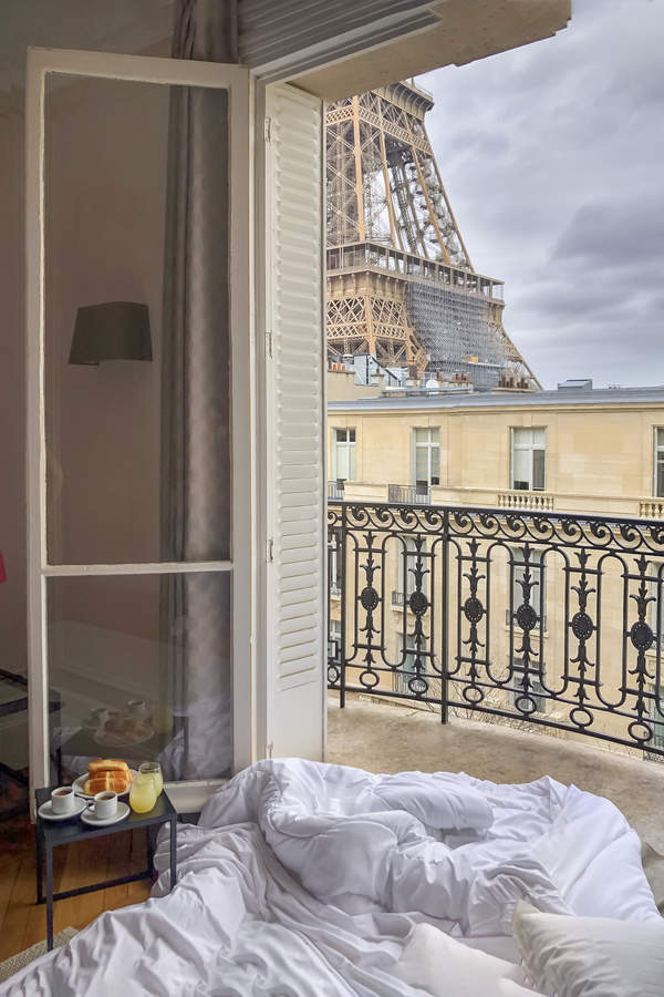 sypialnia w stylu Kasi Tusk paryski szyk sztukaterie biale sciany lozko