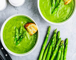 Kuchnia na wiosnę 2020 - poznaj przepisy na dietetyczne zupy ze szparagami!
