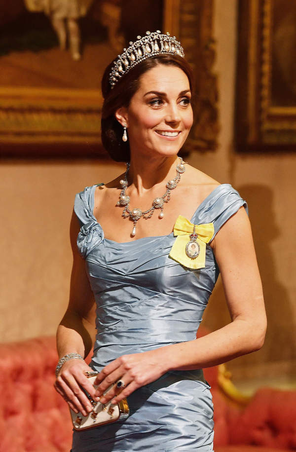 tiara brytyjska rodzina krolewska bizuteria ozdoby najpiekniejsze tiary kate sukienka niebieska