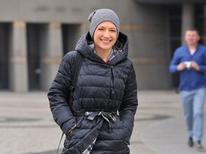 Anna Cieślak w szarej czapce wychodzi z TVP
