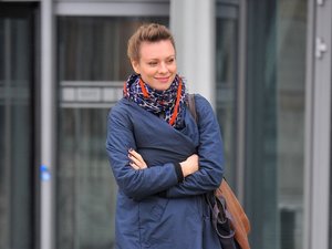 Magdalena Boczarska w niebieskiej kurtce wychodzi z TVP