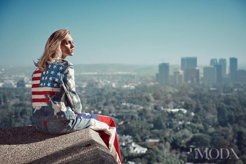 Anja Rubik w dżinsowej kurtce z flagą amerykańską