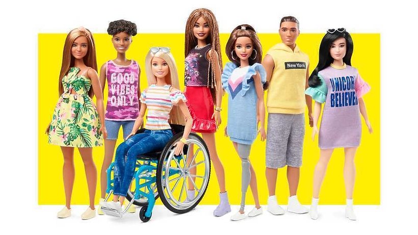 Barbie na wózku inwalidzkim i z protezą nogi.