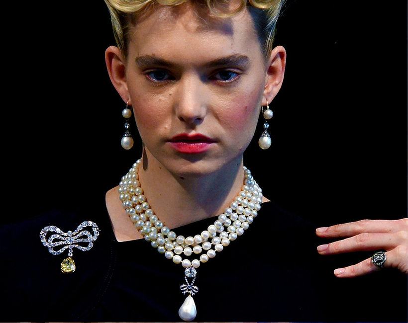 Biżuteria wisior z perłą Marii Antoniny sprzedana  na aukcji w Genewie 