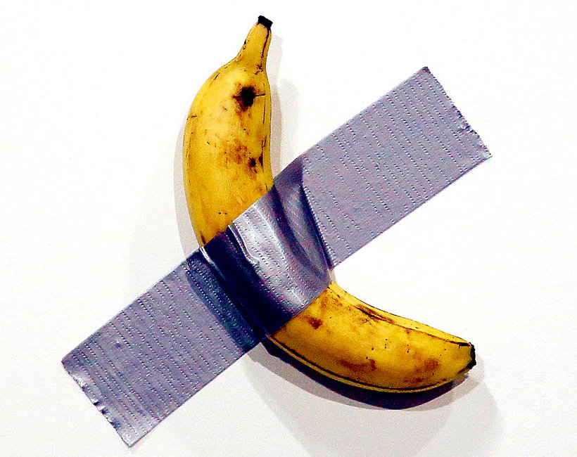 Dzieło sztuki banan Maurizio Cattelana sprzedane za pół miliona złotych i zjedzony przez innego artystę