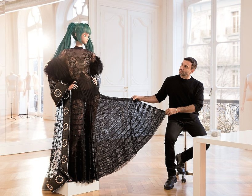Hatsune Miku w sukni Givenchy zaprojektowanej przez Riccardo Tisci