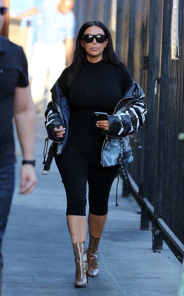Kim Kardashian wylansowała trend na obcisłe spodenki rowerowe