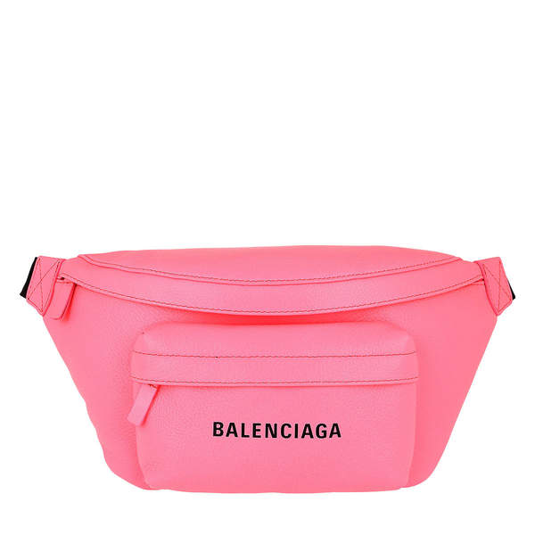 Julia Wieniawa w modną różową nerką torbą Balenciaga 