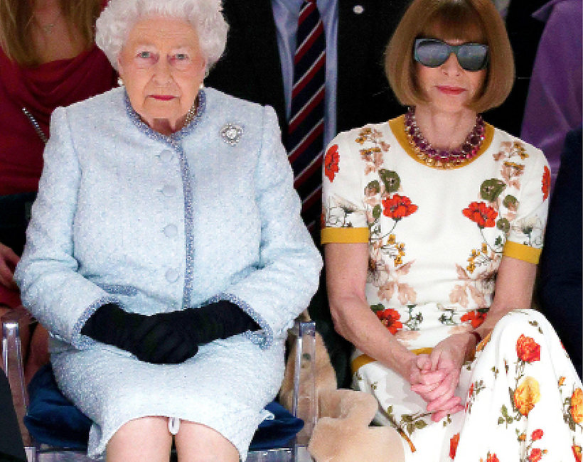 Królowa Elżbieta II  na pokazie mody w Londynie