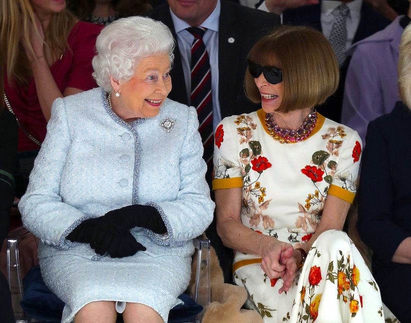 Królowa Elżbieta II na pokazie mody w Londynie
