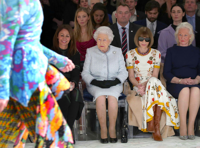 Królowa Elżbieta II na pokazie mody w Londynie