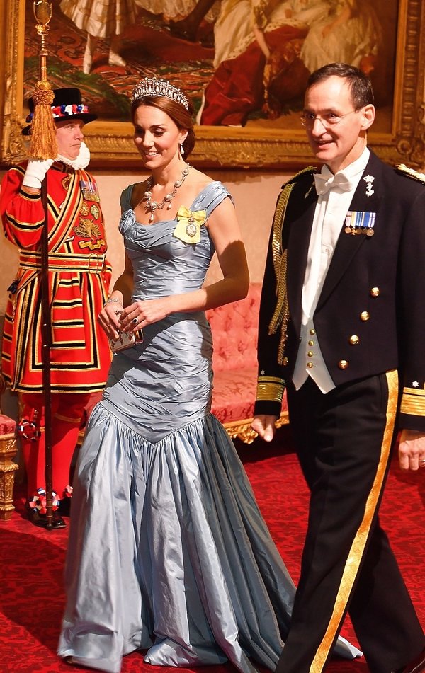 Księżna Kate w sukni  domu mody Alexander McQueen na kolacji w Buckingham Palace