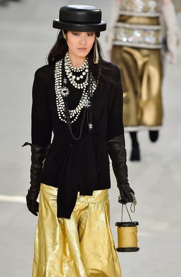Modelka na pokazie domu mody Chanel na jesień 2016