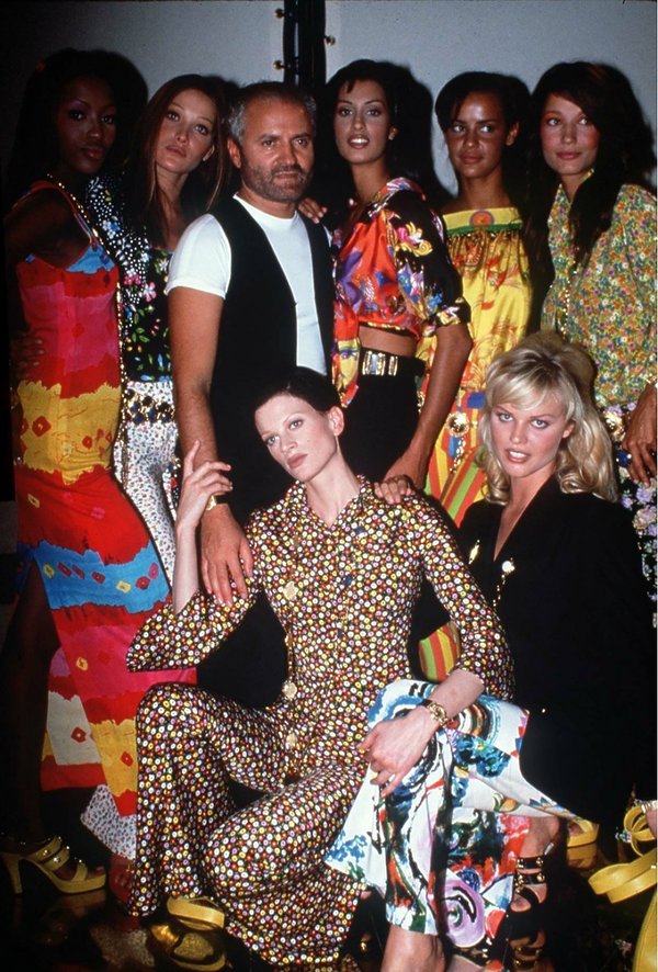 Modelki i Gianni Versace na pokazie Versace