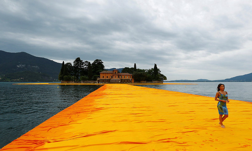 Praca artysty Christo „Floating Piers” na tafli włoskiego jeziora Iseo w Lombardii