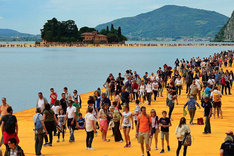 Praca artysty Christo „Floating Piers” na tafli włoskiego jeziora Iseo w Lombardii