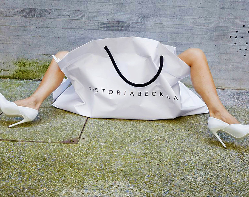 Victoria Beckham świętuje 10-lecie swojej marki, kampania z papierowymi torbami